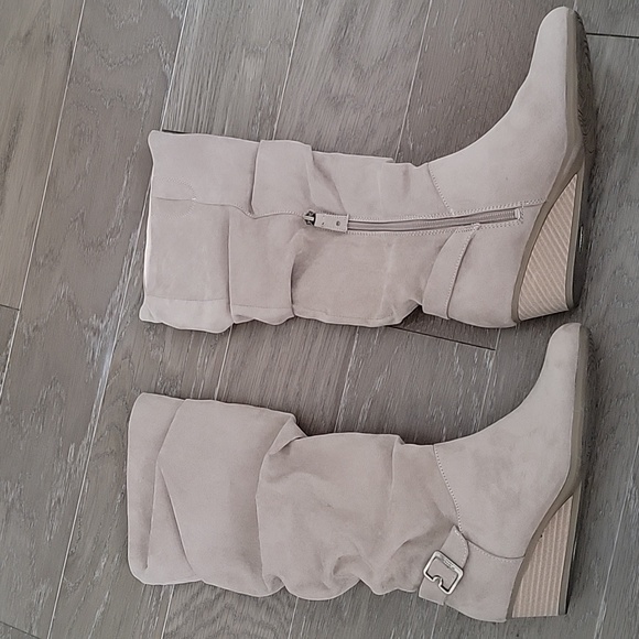 Boots - Picture 3 of 6